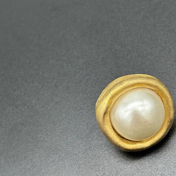 Dubin Vintage Cabochon Pearl Earrings Brushed Gold Heavy Round Chunky Signed - Picture 8 of 11